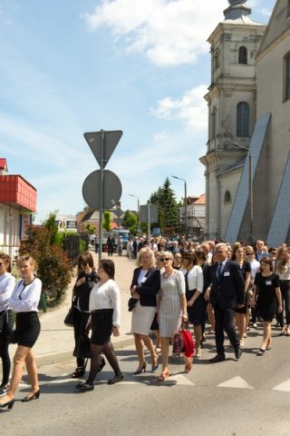 Przemarsz uczestników Jubileuszu Szkoły
